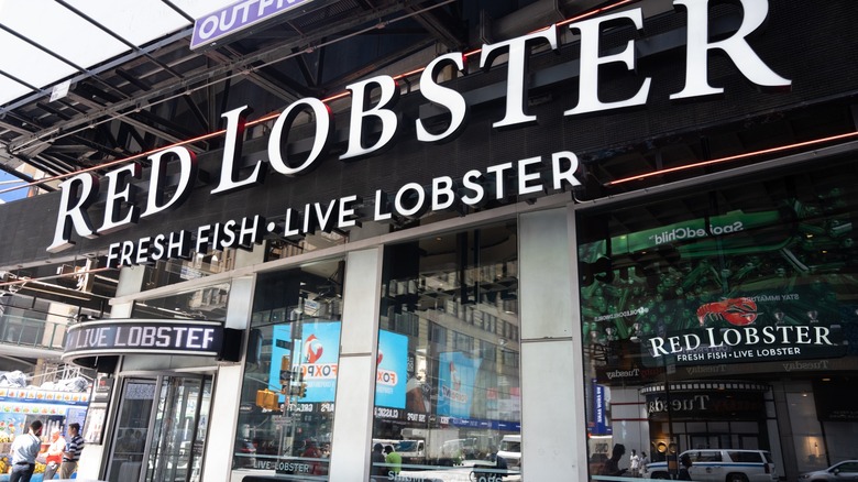 A storefront of a Red Lobster promoting fresh fish and live lobster