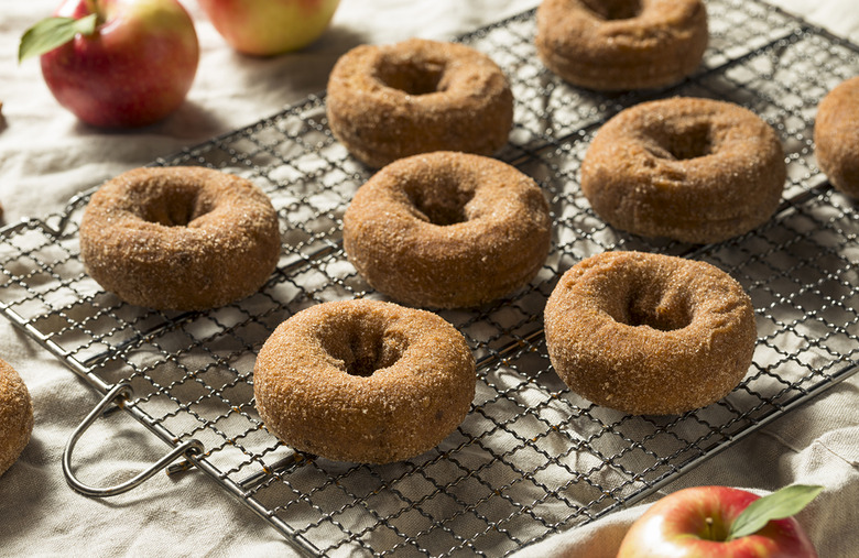 Apple cider doughnuts