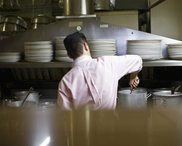 Restaurant Workers Live Close to Poverty Line, Study Finds