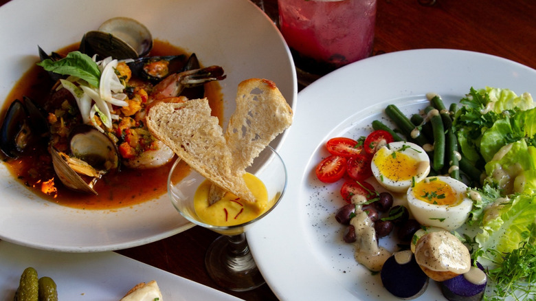 Oyster dish with salad and cocktail