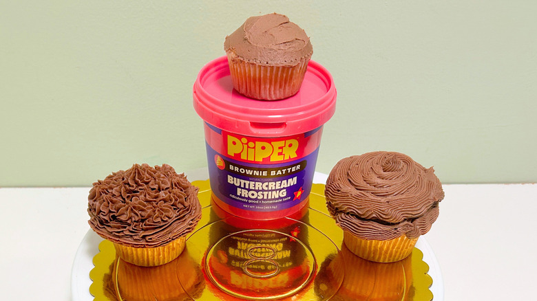 PiiPER Brownie Batter Buttercream Frosting with three iced cupcakes