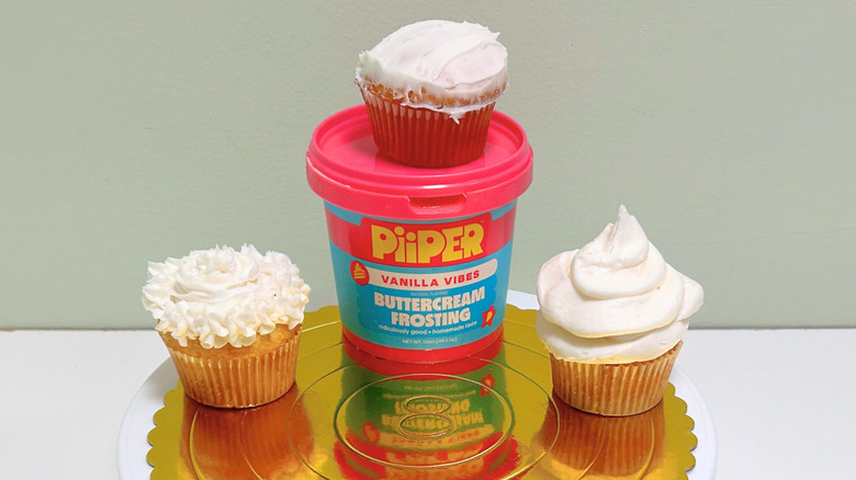 PiiPER Vanilla Vibes Buttercream Frosting with three iced cupckes