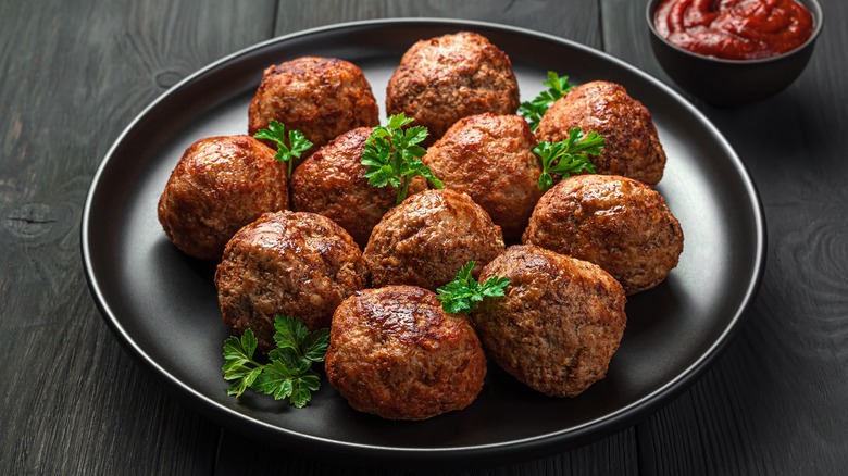 Plate of meatballs with garnish