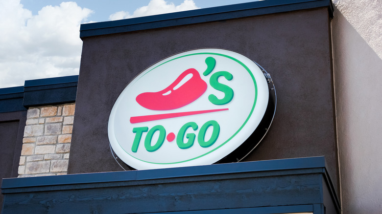 Chili's to-go signage on the exterior of a restaurant