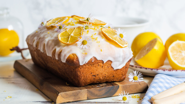 Lemon drizzle cake