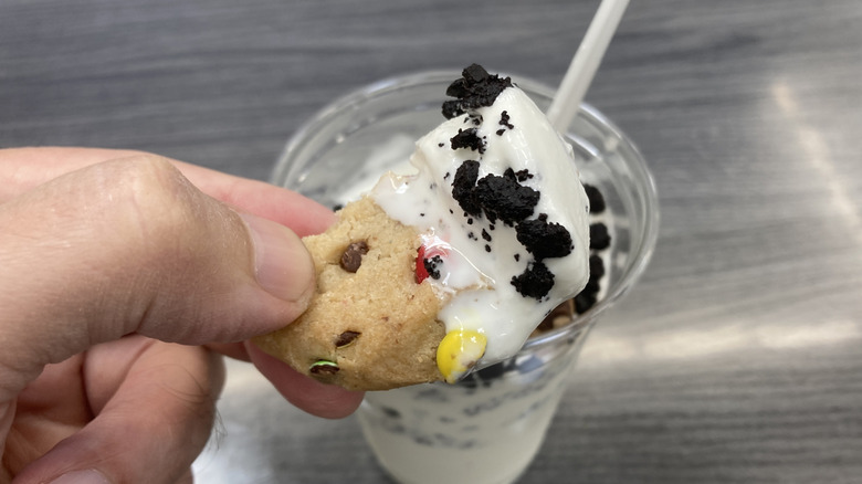 Cookie with frozen yogurt and crumbles