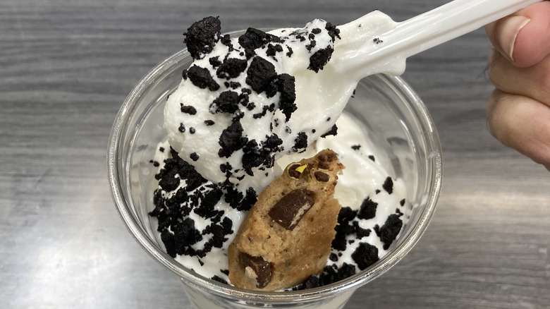 Scoop of Jingle Cookie Crunch sundae