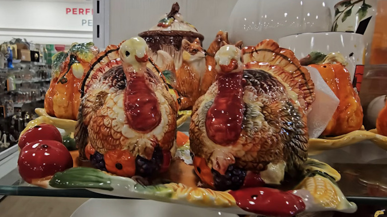 Ceramic turkey shaped salt and pepper shakers on tray