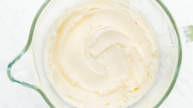 vanilla frosting in dish 