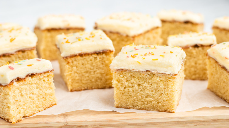 sheet pan vanilla cake slices