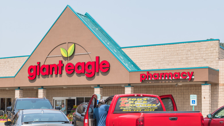 Giant Eagle store exterior