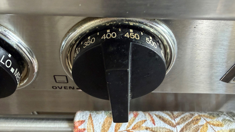 Oven temperature knob turned to 450 F
