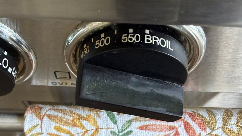 Oven temperature knob set to broil