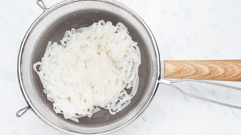 noodles in strainer 