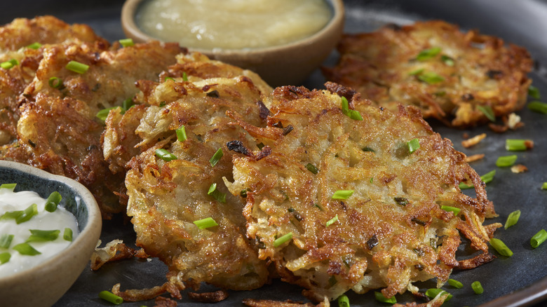 Vegetable fritters served with garlic sauce