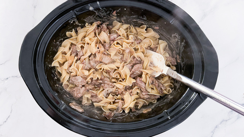 beef stroganoff in crockpot 