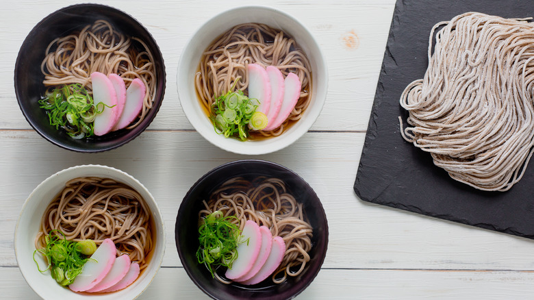 Toshikoshi soba filling little bowls