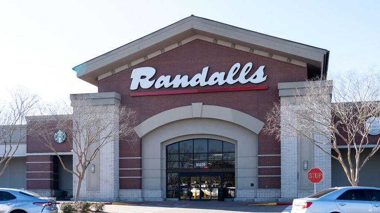 A Randalls grocery store façade from the parking lot in the winter