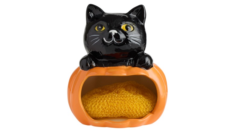 Cat and pumpkin sponge holder on white