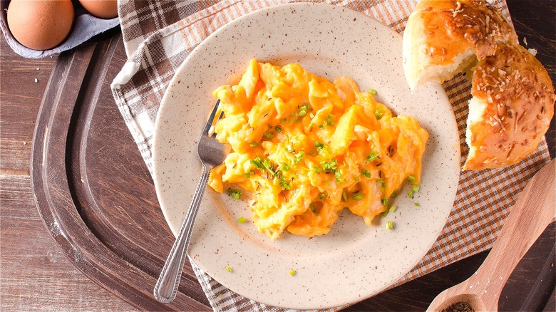 Scrambled eggs with chives on plate 