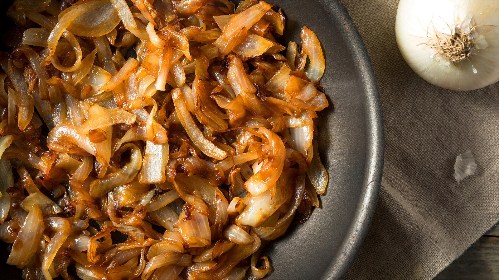 Start Caramelizing Onions With The Lid On For Premium Results - Vimarsana News
