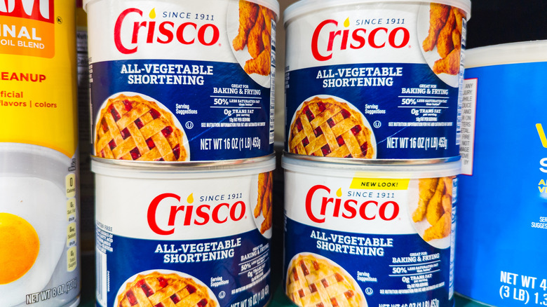 Cans of Crisco on store shelves