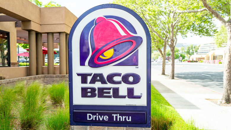 A Taco Bell drive-thru sign