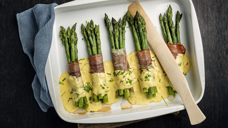 Prosciutto-wrapped asparagus with hollandaise