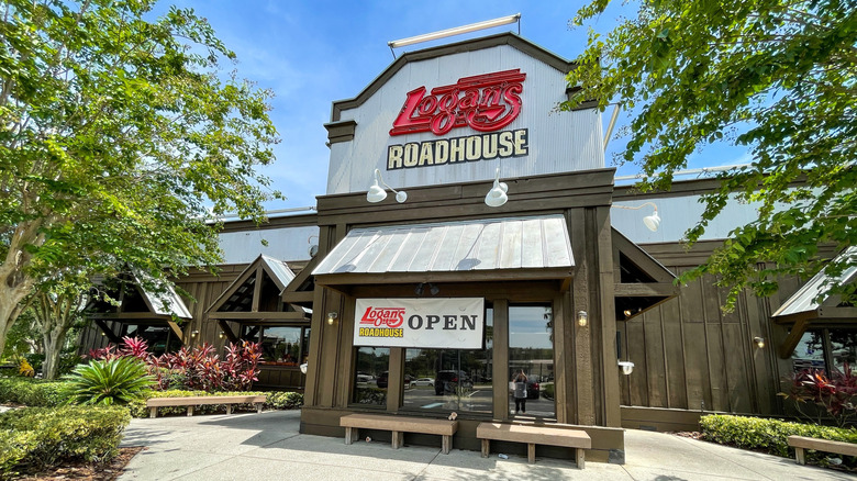 A Logan's Roadhouse restaurant exterior