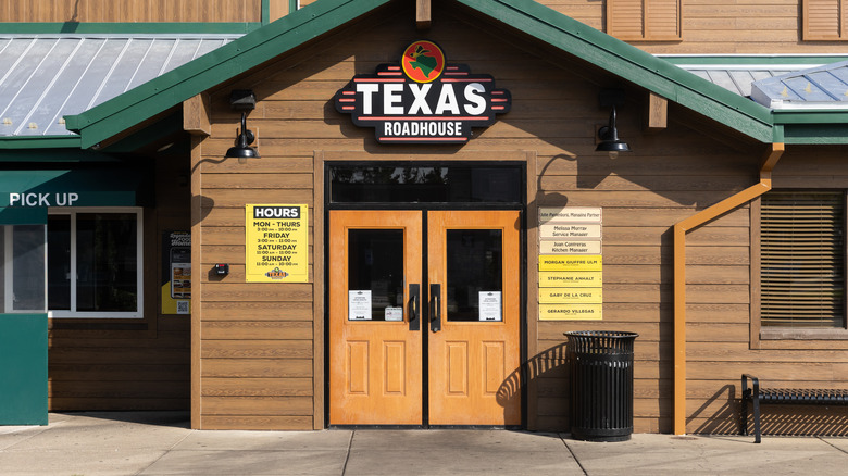 Front entrance of a Texas Roadhouse location