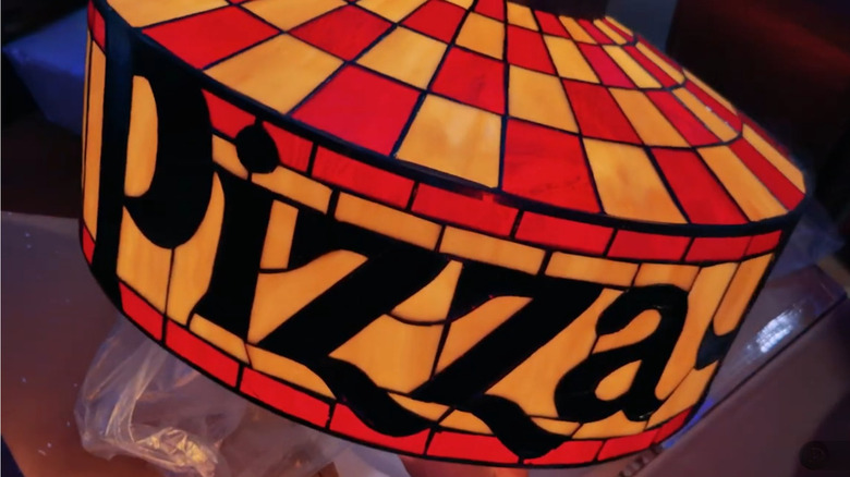 Tiffany-style Pizza Hut stained glass lamp