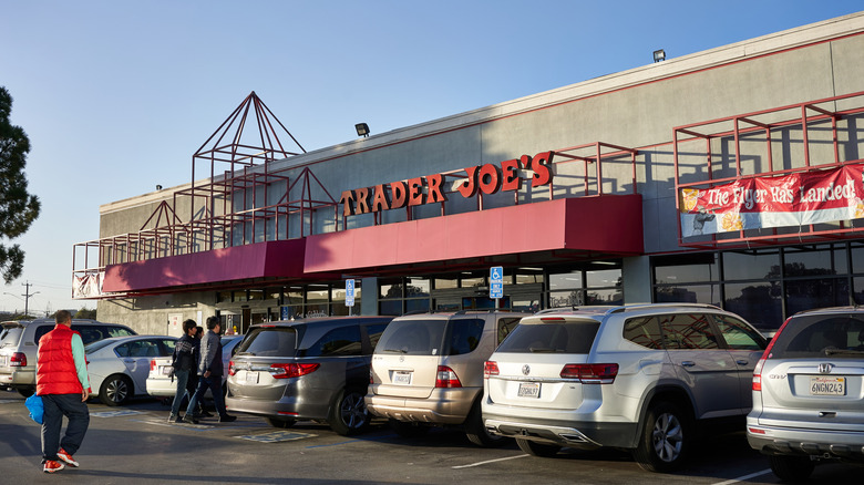 Cars lined up outside a Trader Joe's