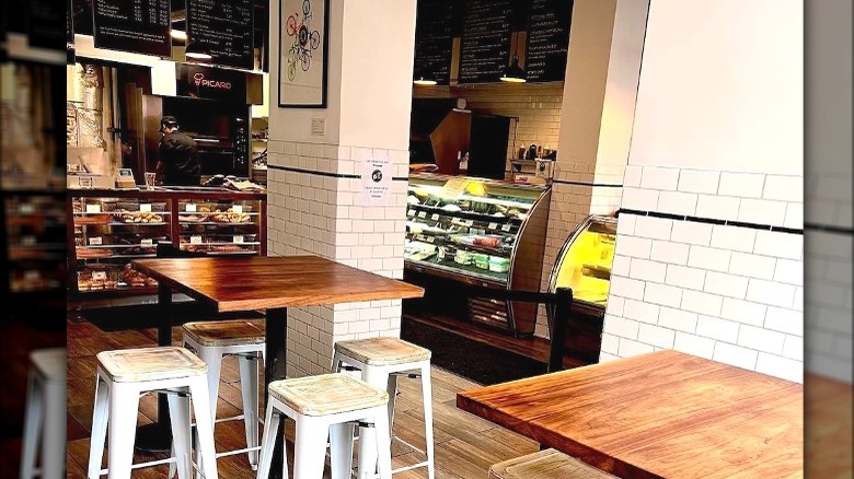 Bo's Bagels interior