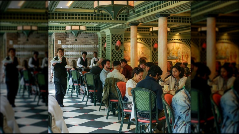 Brennan's dining room