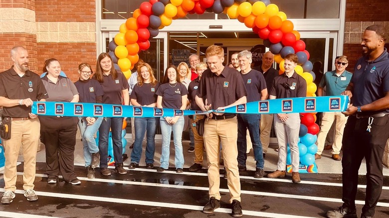 Ribbon cutting at grand opening of Aldi in Rainbow City, Alabama