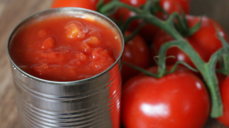 Canned tomatoes and fresh tomatoes