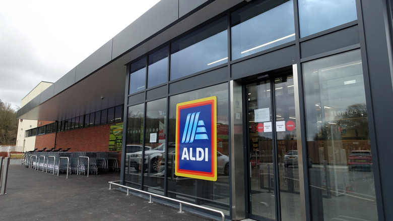 Exterior view of an Aldi location
