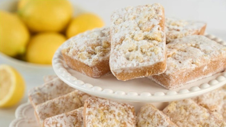 Plate of Sam's Club lemon bar blondies with lemons in background