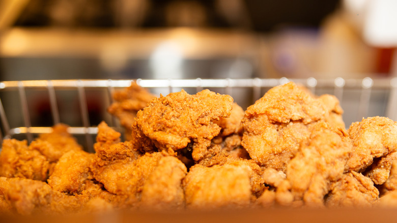 Fried chicken pieces in a basket.