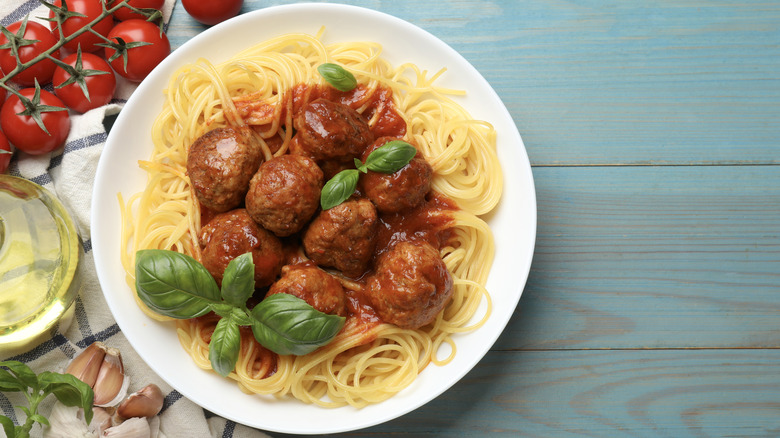 A bowl of spaghetti and meatballs
