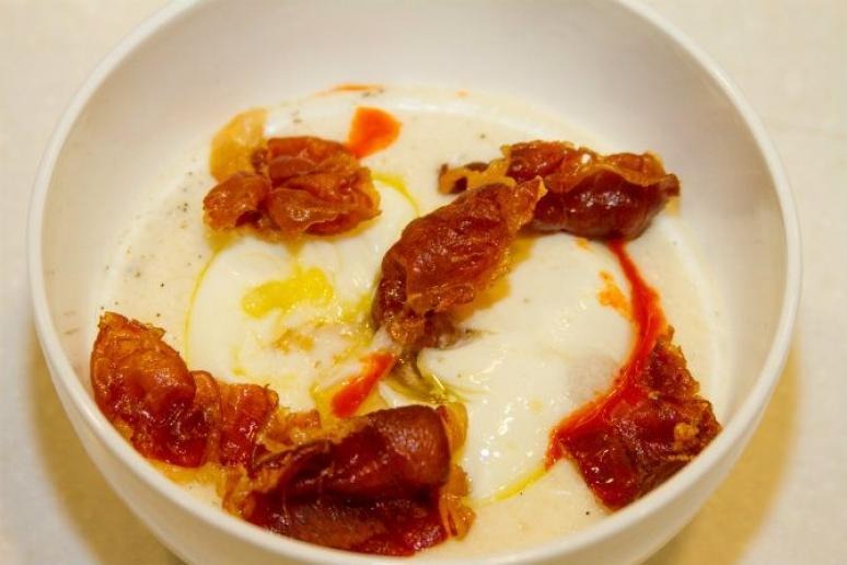 Perfect Poached Eggs With Cheddar-Chive Grits and Crispy Ham