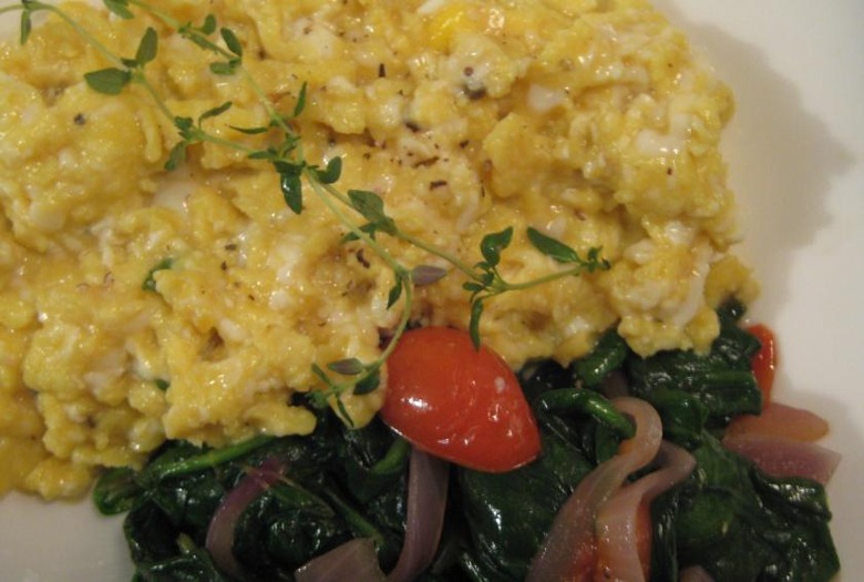 Simple Scrambled Eggs With Spinach and Tomato