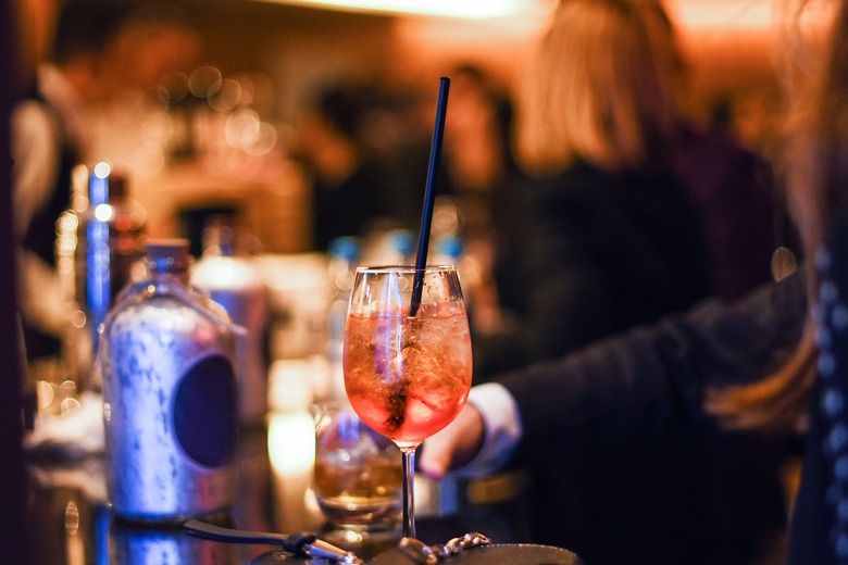 https://www.thedailymeal.com/img/gallery/the-75-most-popular-bars-in-america-according-to-yelp/GettyImages-867159606.jpg