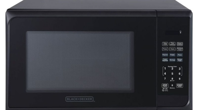 Black+Decker countertop microwave oven in black