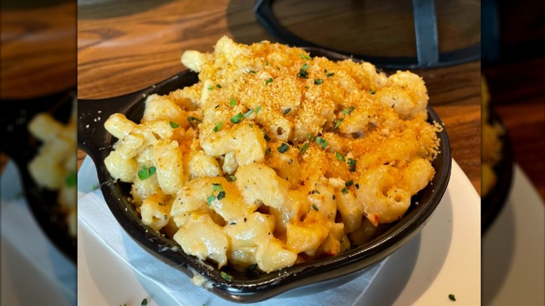 Mac and cheese with bread crumbs and herbs in a small skillet