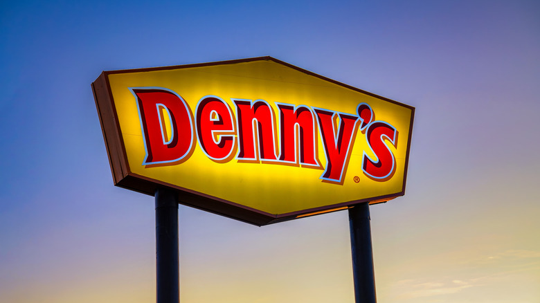 Denny's restaurant sign