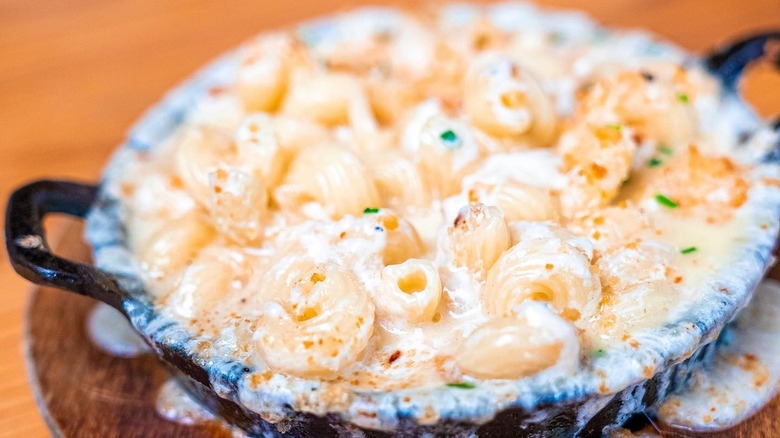 Close-up on a skillet of Barley Mac's buffalo mac