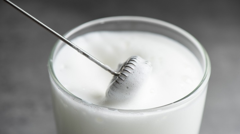 Frothing milk with milk frother