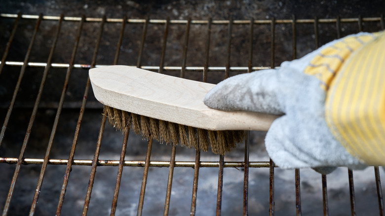 Hand cleaning grill grate with brush