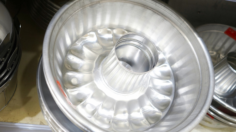 Aluminum fluted tube pan